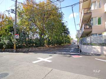 敷地南側の前面道路。道を挟んで『篠原公園』があります。