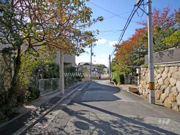 敷地西側の前面道路