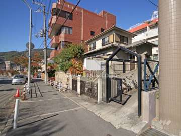 敷地南側の前面道路