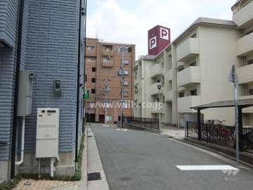 敷地北側の前面道路（西側から）