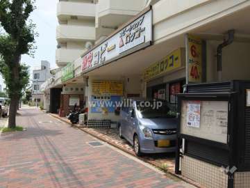 建物は1階は店舗になっています。