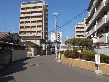 駅前ですが、住宅が中心に建ち並んでいます。