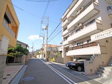 敷地南側の前面道路
