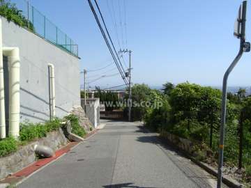 敷地西側の前面道路