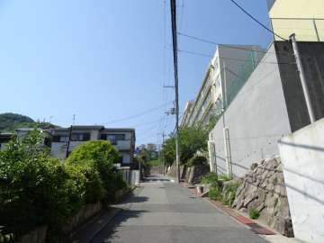 敷地西側の前面道路
