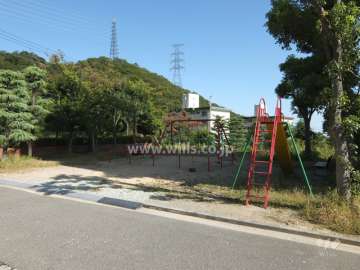 敷地に隣接して小さな公園があります。
