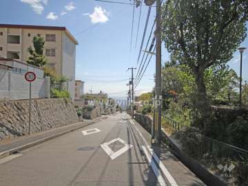 敷地西側の前面道路