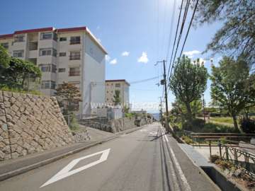 敷地西側の前面道路