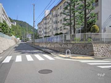 敷地北側の前面道路
