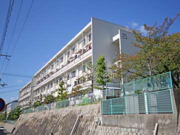 鶴甲コーポ25号館の外観(南東側から)