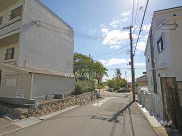 敷地西側の前面道路