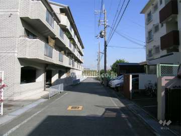 敷地北側の前面道路（突き当たりは猪名川）