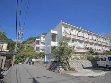 敷地西側の前面道路