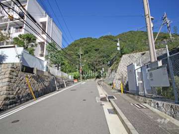 敷地東側の前面道路
