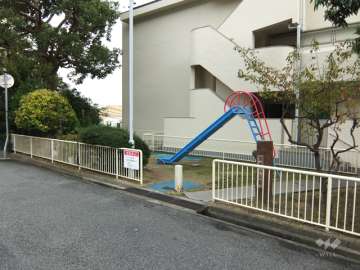 敷地に隣接する高尾小公園