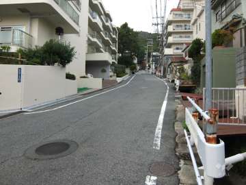 敷地東側の前面道路（南側から）