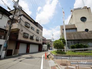 敷地東側の前面道路。向かい側に『豊中市緑地公民分館』があります。