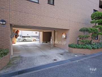 駐車場出入り口（ロボットゲート付き）