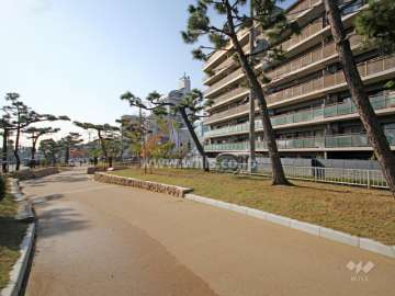 敷地東側は石屋川公園に面しています。