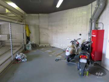 駐車場横にあるバイク置場