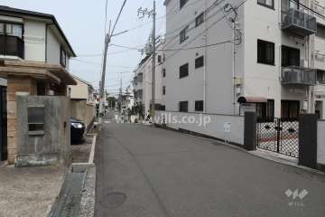 敷地の北側前面道路（西側から）