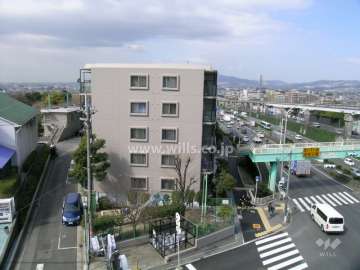 高台にあり、北側には中央環状線が走っています