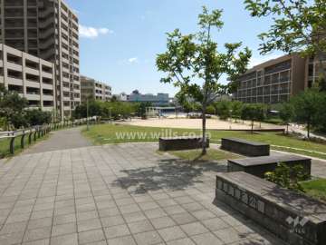 敷地の西側は『摩耶海岸通公園』に面しています。