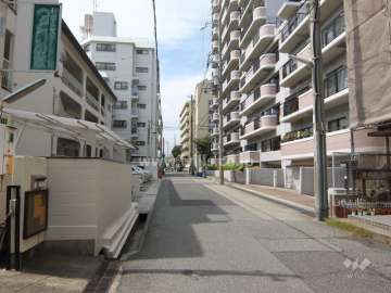 敷地南側の前面道路（東側から）
