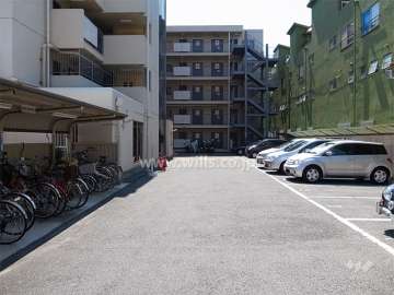 敷地内駐車場（平面式）と駐輪場