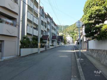 敷地東側の前面道路（南側から）