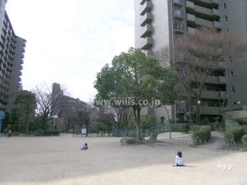 敷地内の広々とした公園