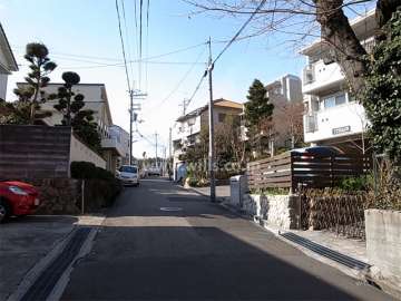 周辺は第一種低層住居専用地域に指定された閑静な高台の住宅地です。