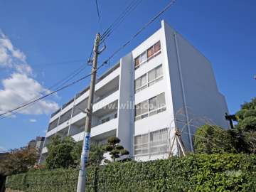 六甲ニューライフの外観(南東側から)