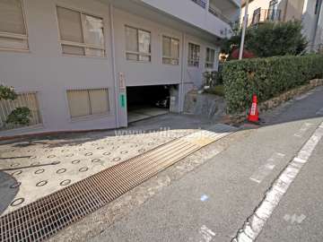 駐車場出入り口