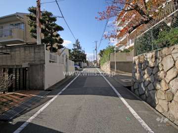 敷地南側の前面道路