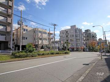 敷地西側の前面道路