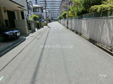 敷地南側の前面道路（東側から）