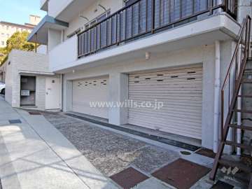 駐車場出入り口（シャッター付き）