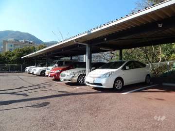 敷地入口付近にある敷地内駐車場（ルーフ付き）