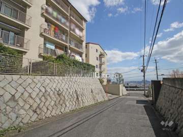 敷地西側の前面道路