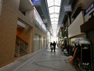 敷地南側の商店街