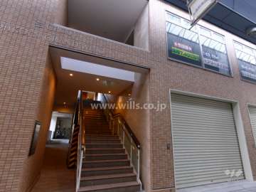 エントランスアプローチ。エントランスは2階にあります。