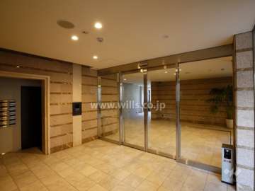 エントランスはオートロック付きです。