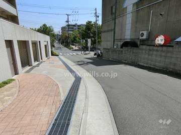 敷地南側の前面道路