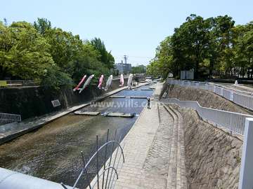 物件の近くを流れる都賀川