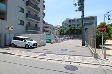 駐車場出入り口（ロボットゲート付き）