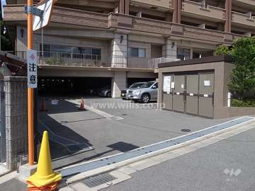 駐車場出入り口