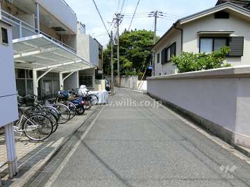 敷地東側の前面道路
