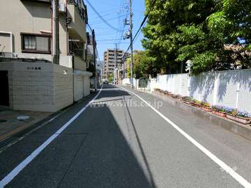 敷地東側の前面道路