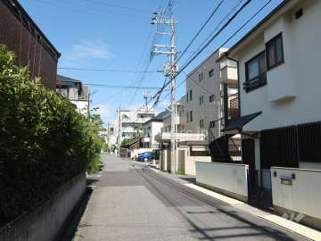 敷地北側の前面道路